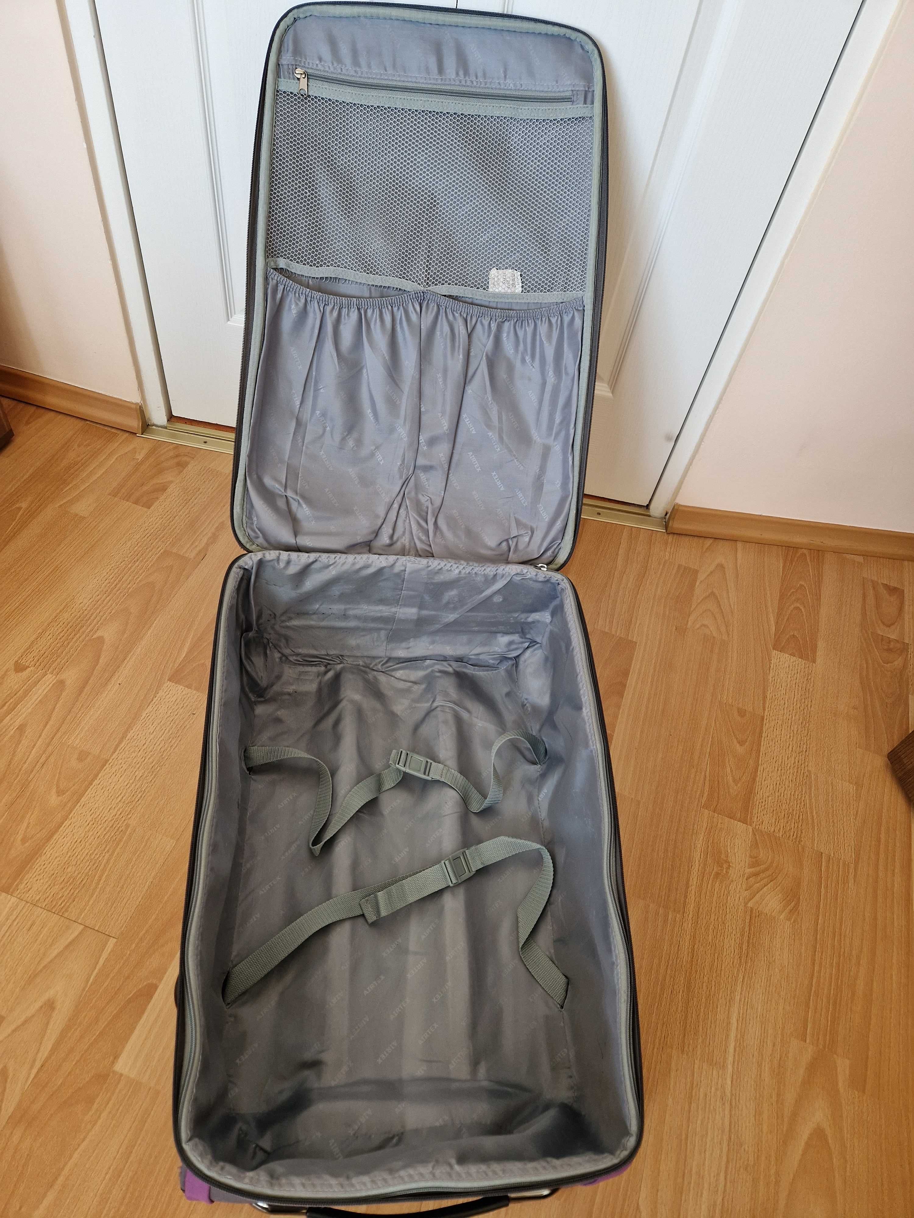duża walizka wykonana z poliestru