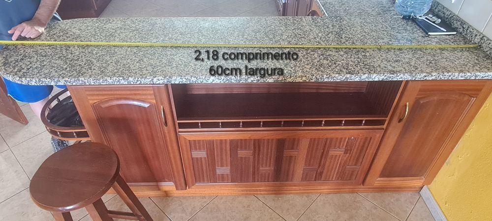 Cozinha c/electrodomésticos e pedra