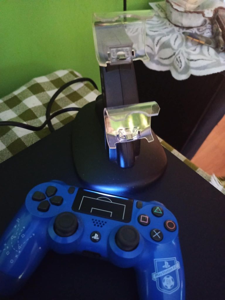 Ps4 slim + pad i stacja dokująca
