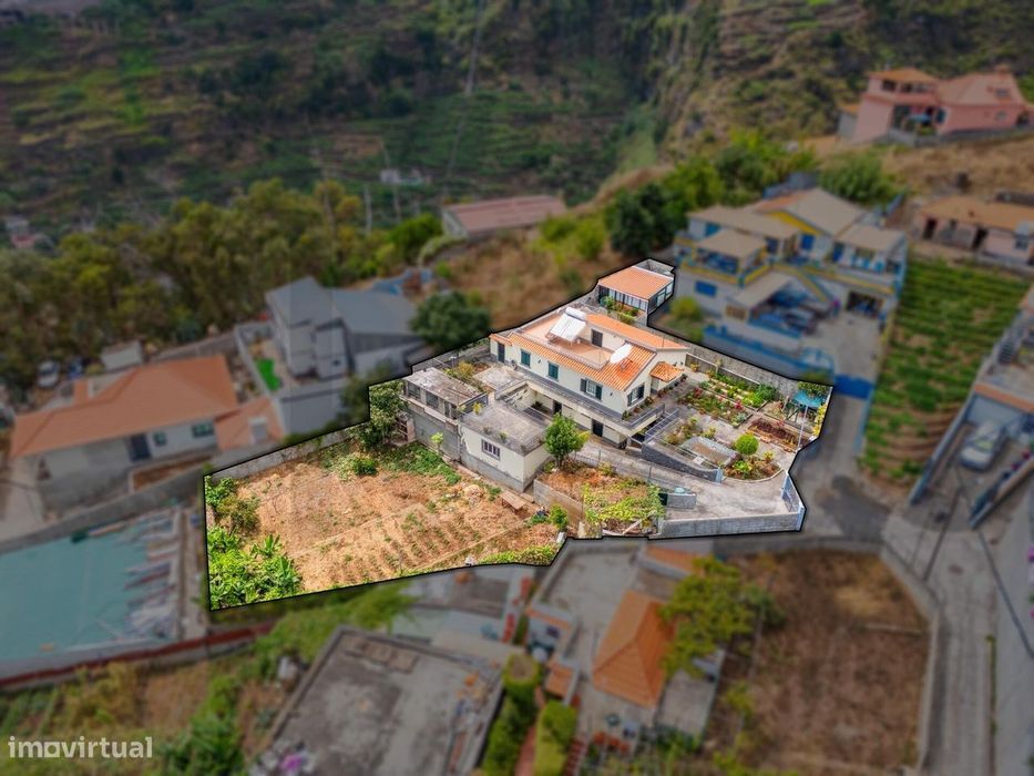 Moradia em Santo António com terreno