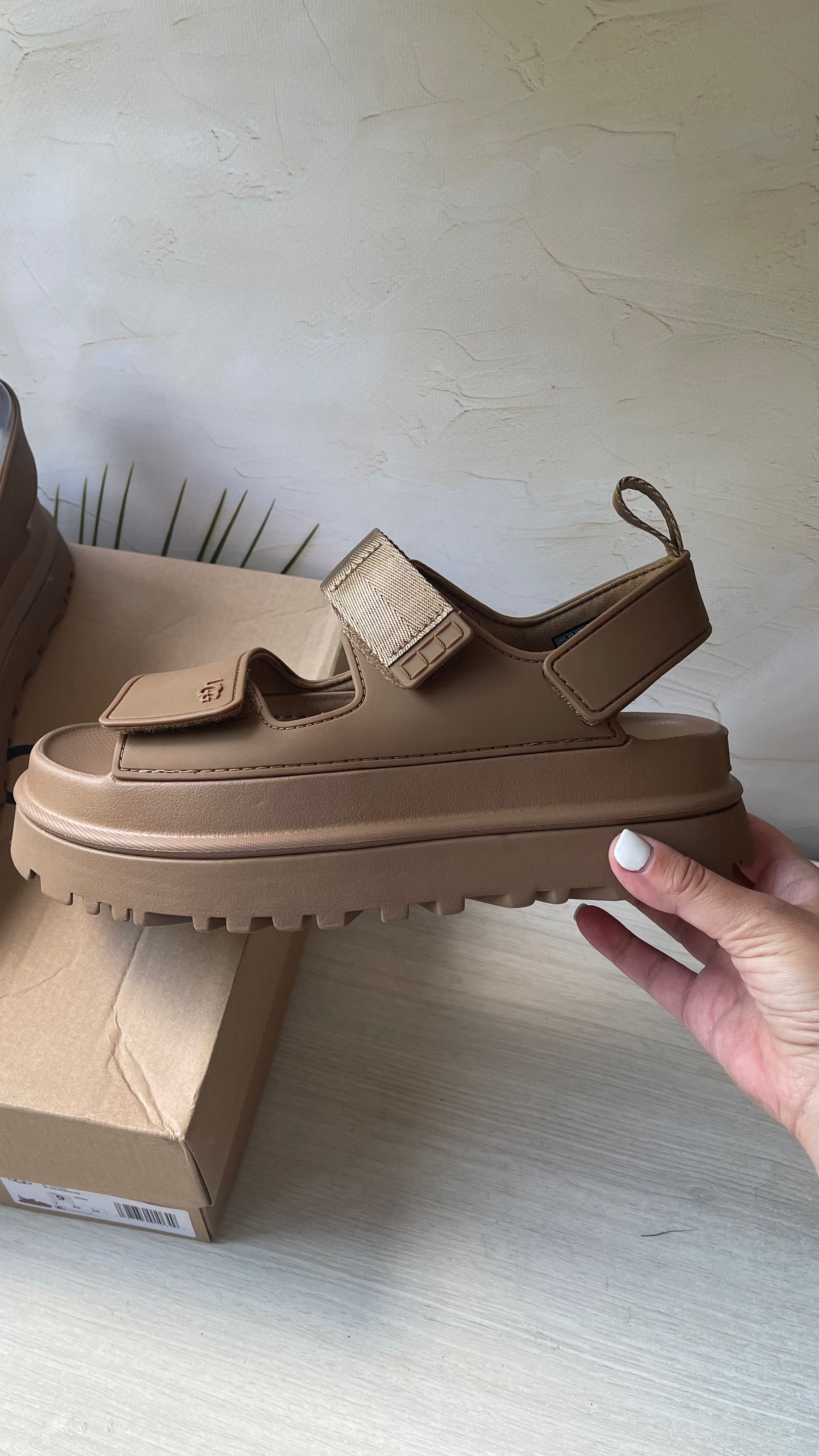 Босоніжки UGG 9р
