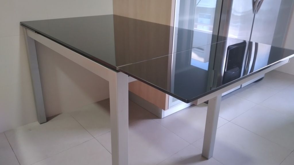 Mesa de cozinha com vidro temperado