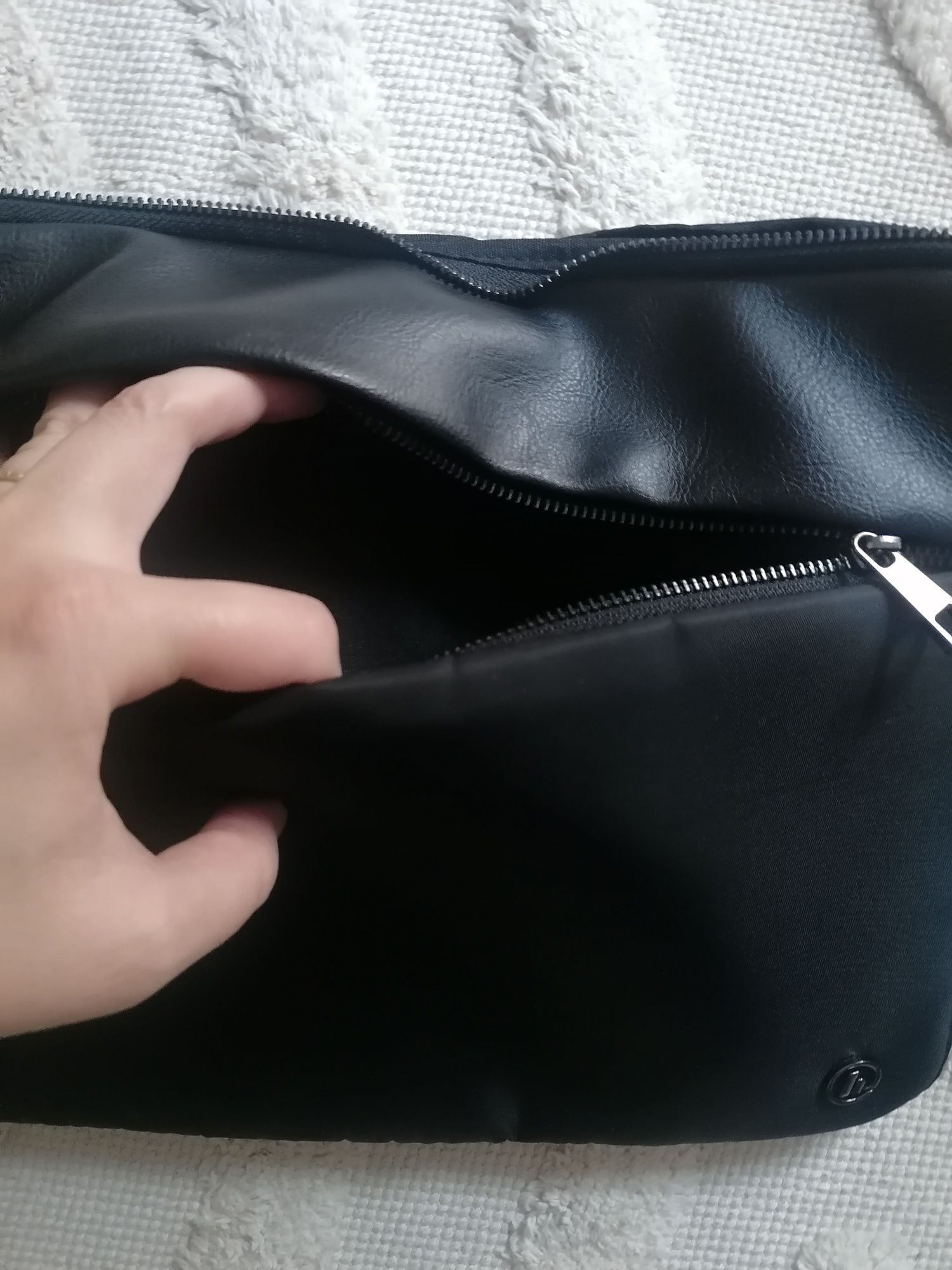 Czarne etui na laptopa skóra