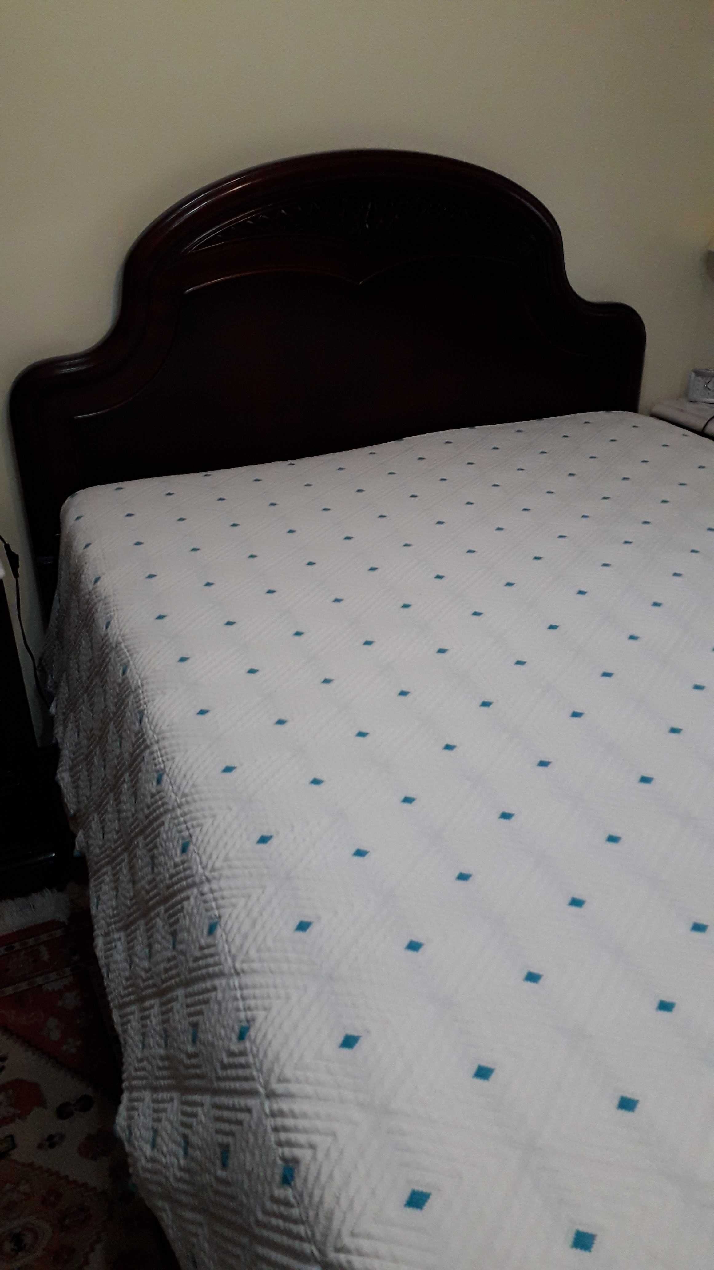 Cama de casal em madeira