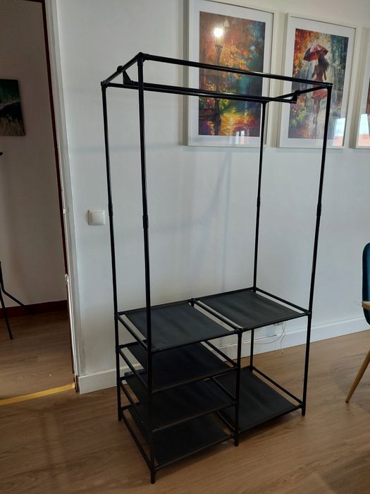 Suporte roupa e sapatilhas