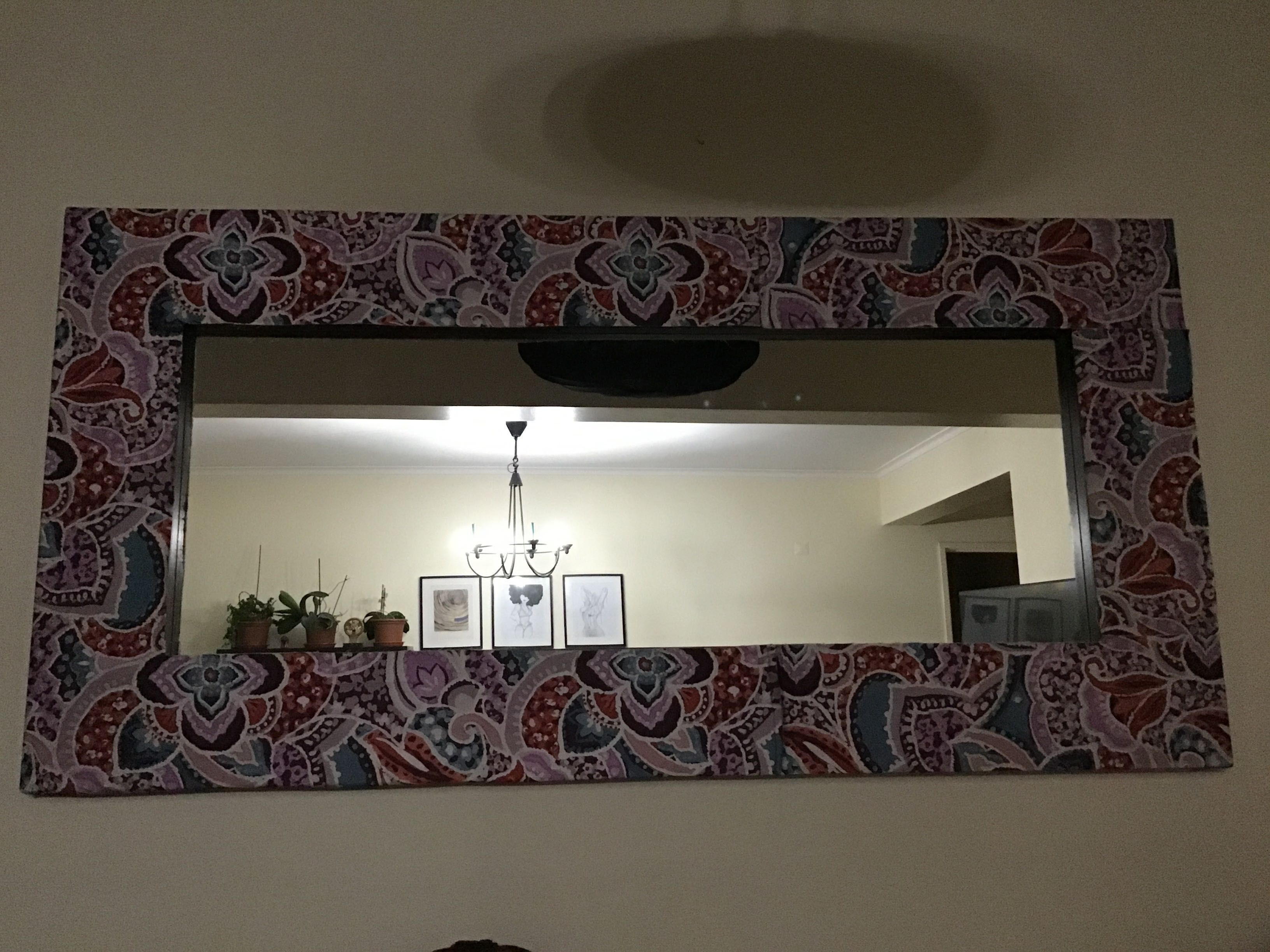 Espelho decorativo em muito bom estado. Sem riscos.