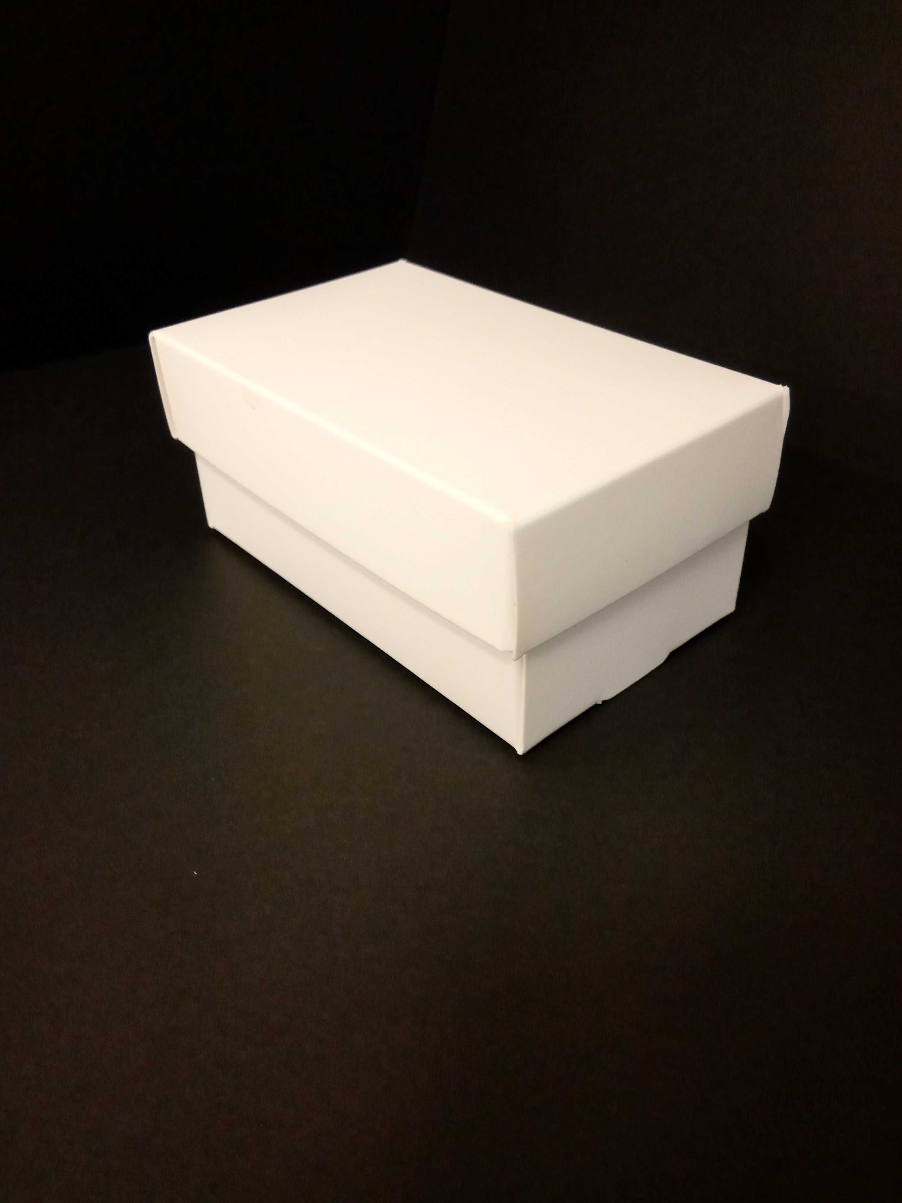 Pudełko białe z pokrywką