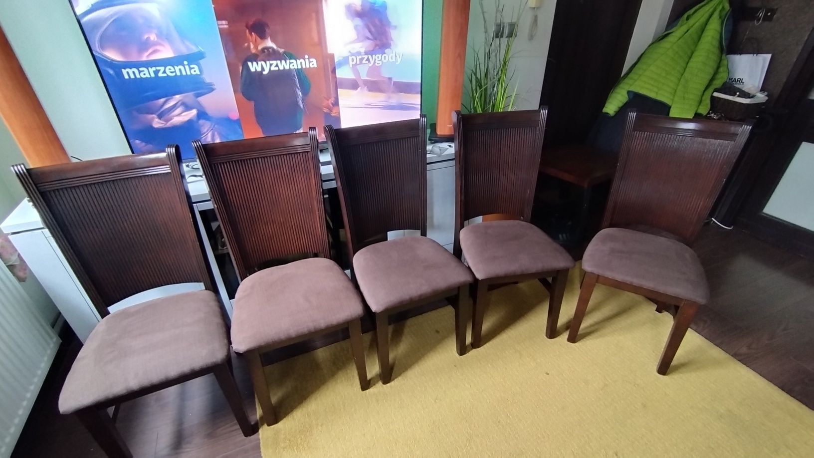 Krzesła drewniane na metalowych nóżkach