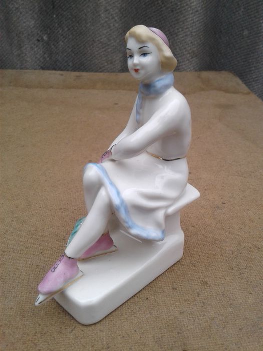 Статуэтка фарфоровая девушка на коньках СССР фарфор , порцеляна СРСР