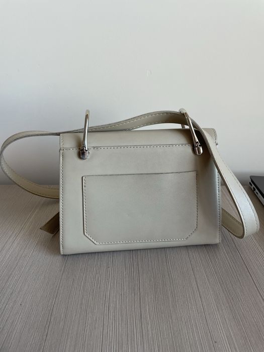 Бежева сумка Famo через плече з ланцюжком