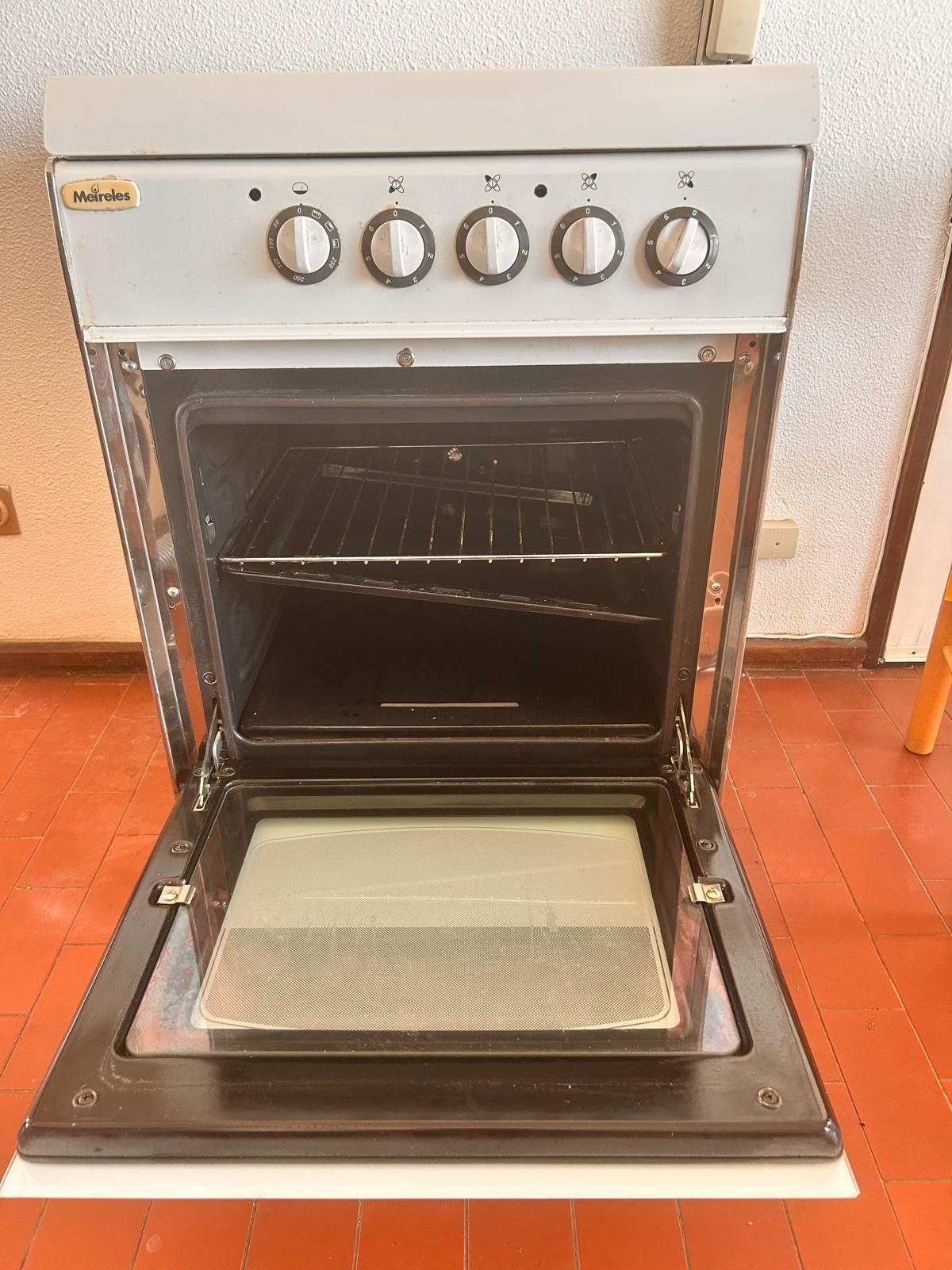 Fogão Elétrico Múltiplas Bocas com Forno