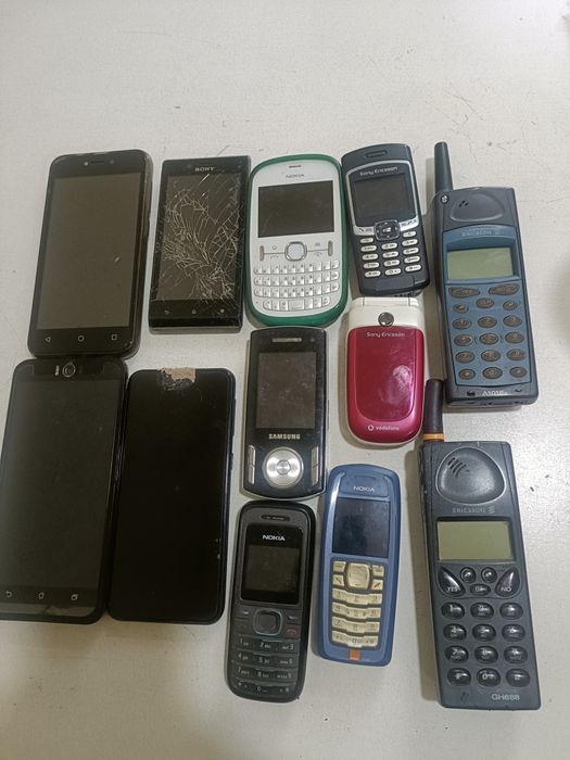 Lote 12 telemóveis para peças