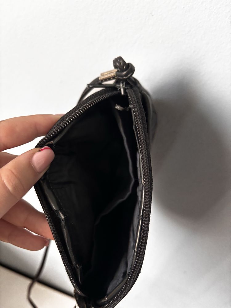 Mała totebka na ramię z regulowanym paskiem
