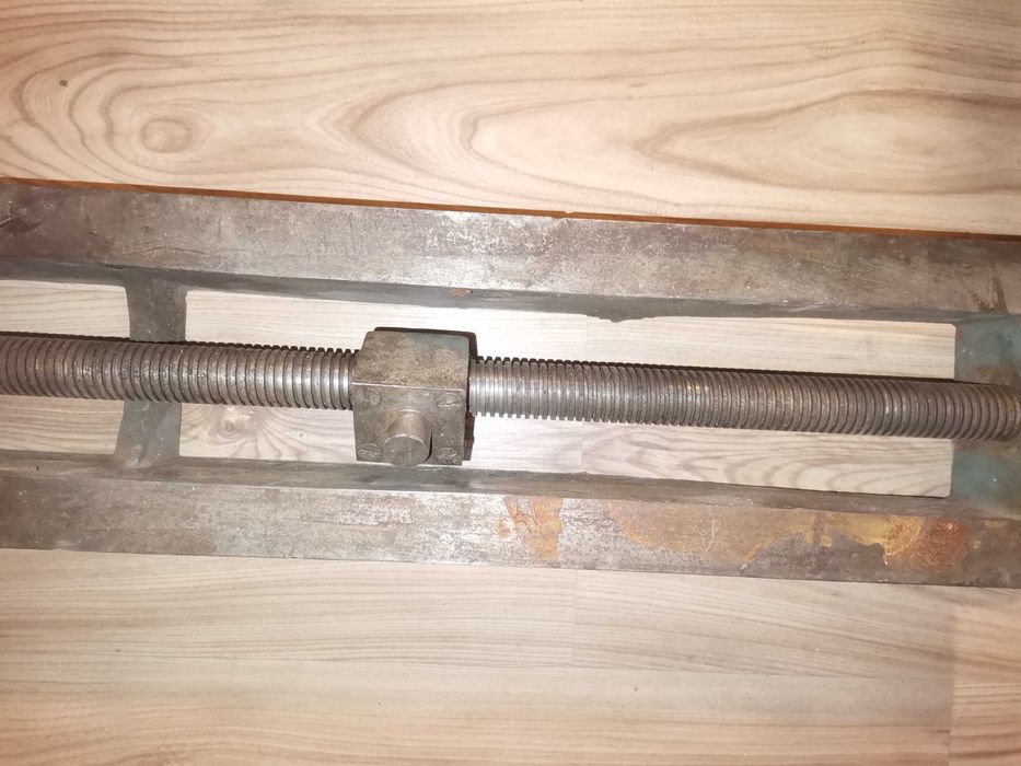 Łoże odlew żeliwny ze śrubą z gwintem trapezowym.