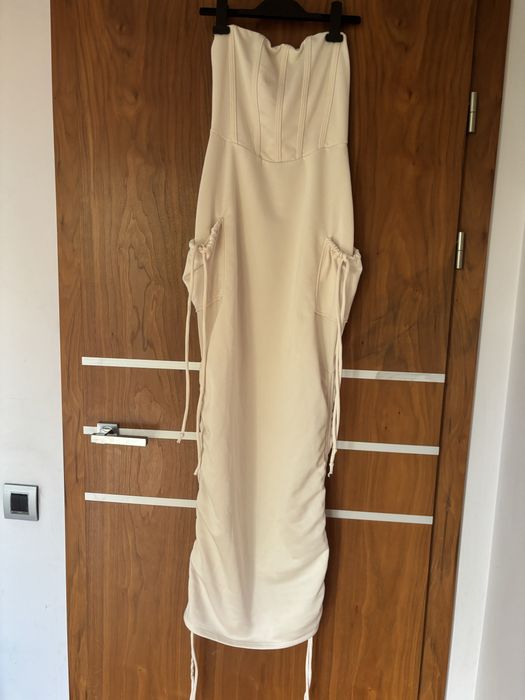 Sukienka długa kremowa Fahion Nova ściągana po bokach r.M