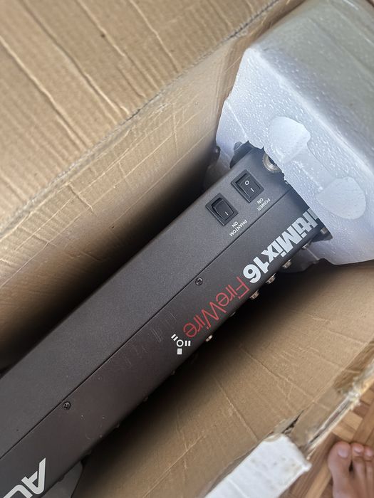 Mesa de Mistura Alesis Multimix 16 firewire