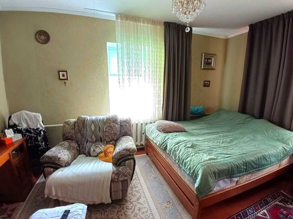 Продам жилий будинок в центрі Макарова.