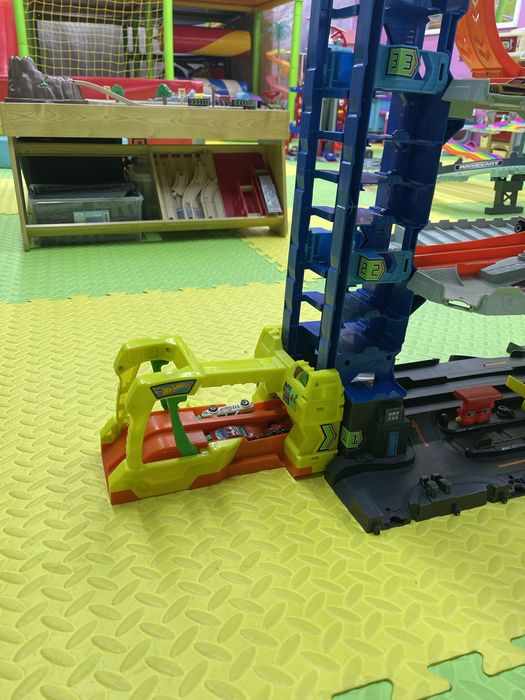 Трек Hot Wheels , цікавий паркінг для машинок