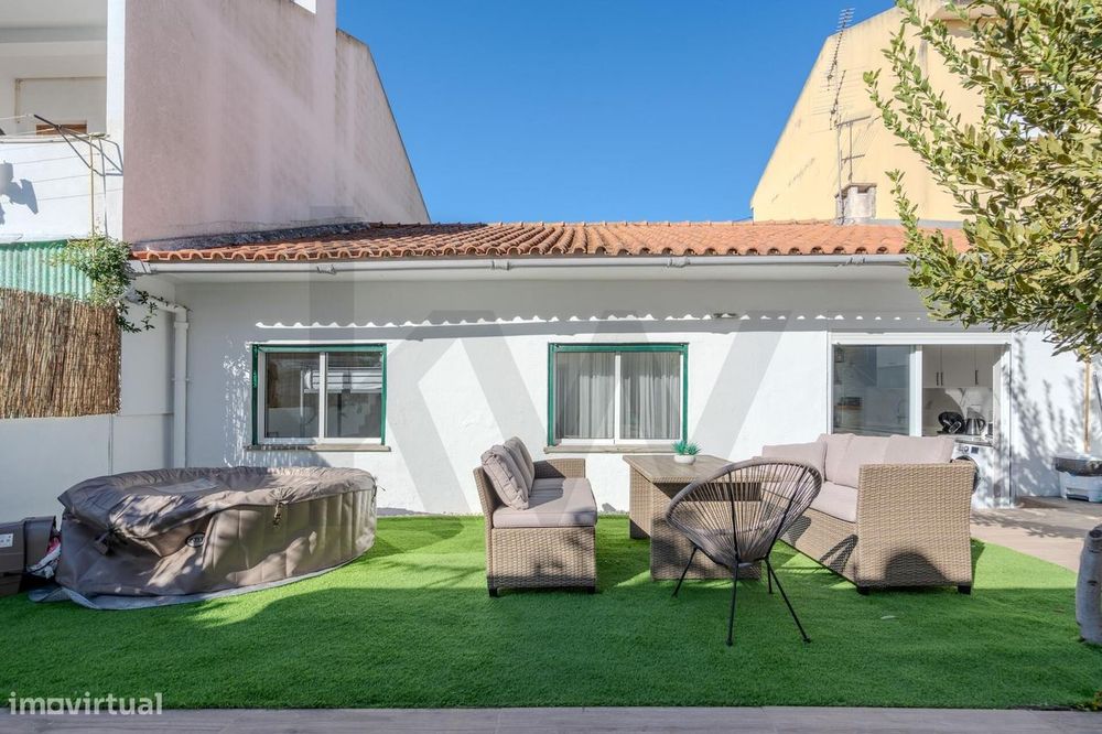 Moradia T3 remodelada em Alcabideche - mobilada e com espaço exterior