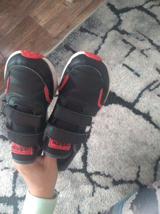 Oryginalne chłopięce buty adidas na rzepy rozmiar 34