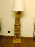 Lampa stojąca z drewna