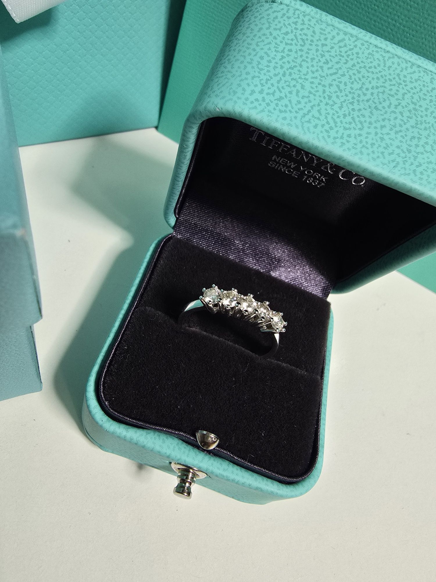 Кольцо Tiffany 
Золотое кольцо с бриллиантами