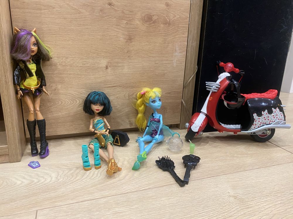Barbie Monster High + Barbie skuter
