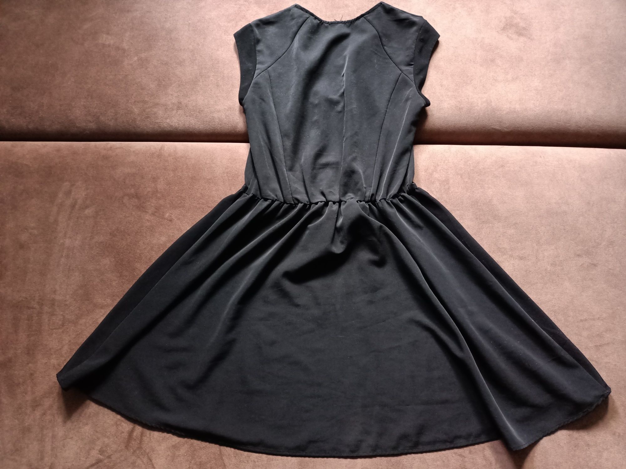 Czarna elegancka sukienka na ramiączkach