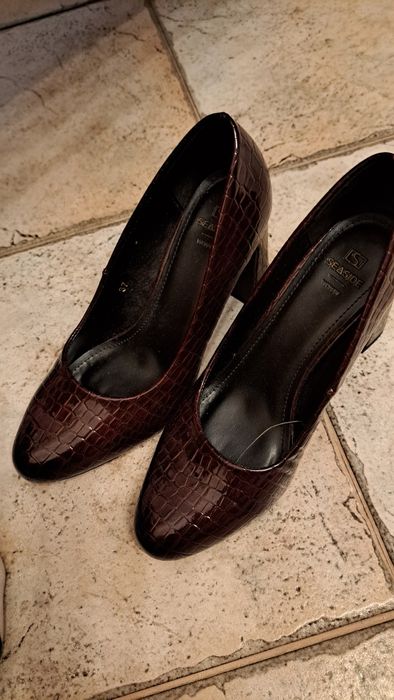 Sapatos de senhora fechados em bordaux