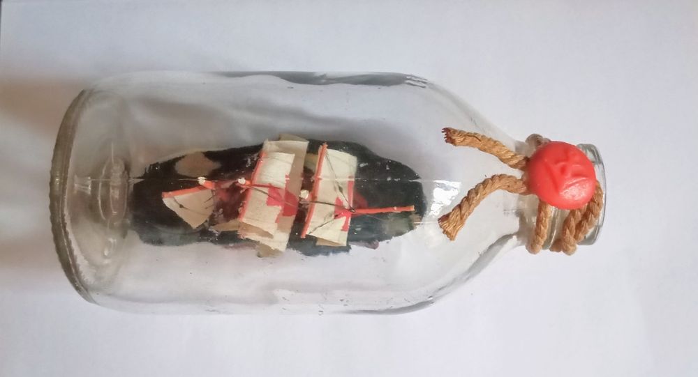 Barco dentro de garrafa.