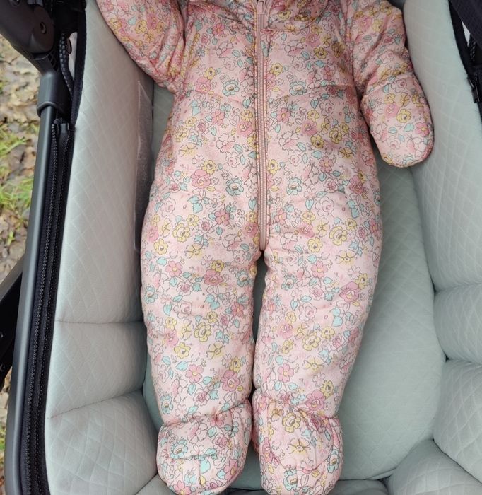 Piękny kombinezon zimowy, jesienny, wiosenny w kwiaty