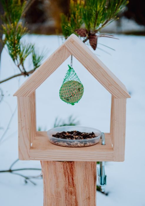 Zimowy karmnik drewniany handmade z mocowaniem | Podstawka + haczyk