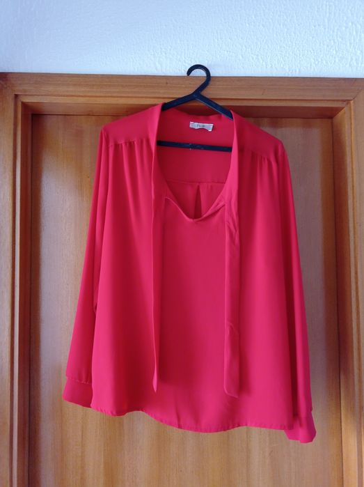 Blusa vermelha com fitas