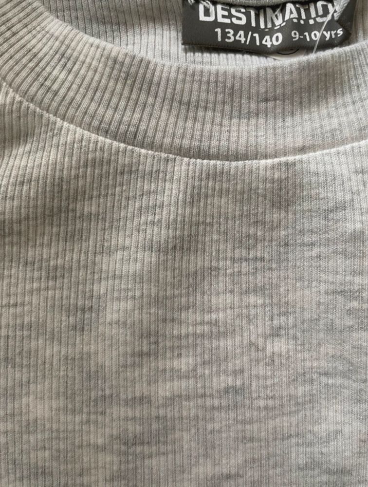 Szary zestaw prazkowany tshirt 134/140 i 2 pary kolarek 134
