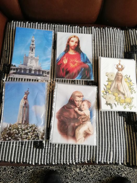 Posters e postais embalados.