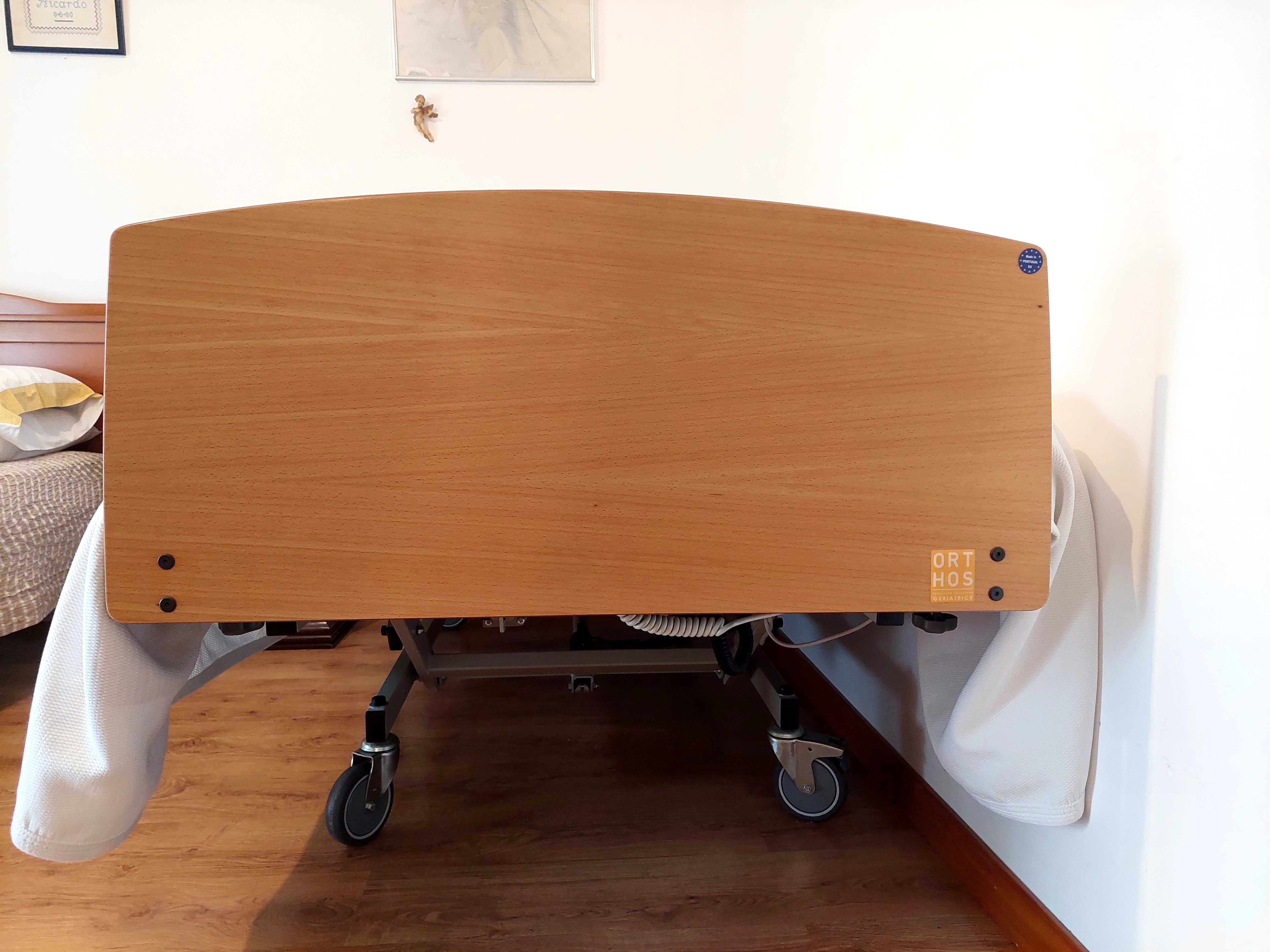 Cama articulada praticamente nova.