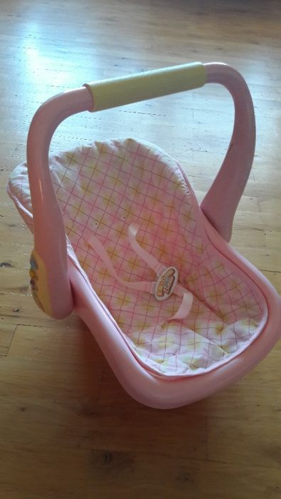 Zabawkowa kołyska dla lalki baby