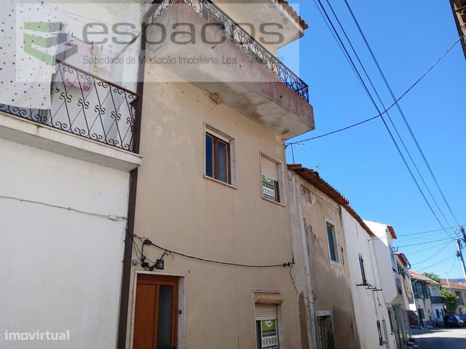 Moradia V3 em aldeia sossegada .