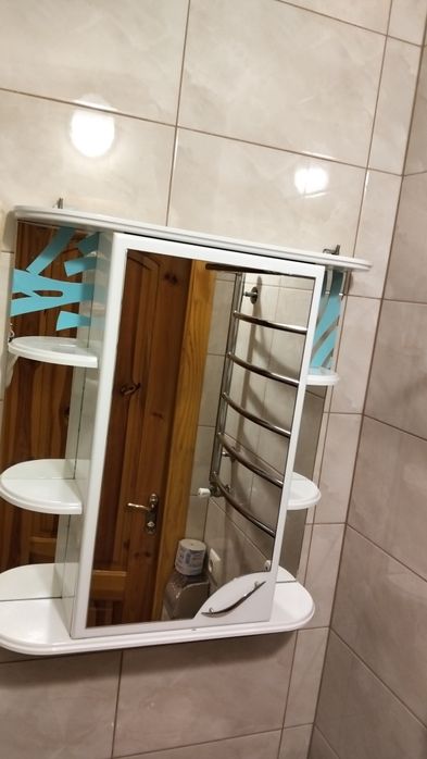 Навісна тумба в ванну.