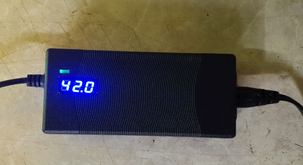 Ładowarka 42V 2A (36V) baterii Li-Ion woltomierz hulajnogi roweru skut