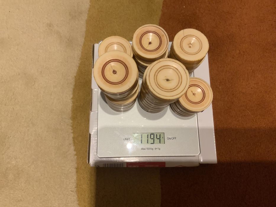 Antigo e raro jogo de damas com as peças em matéria nobre total de 26