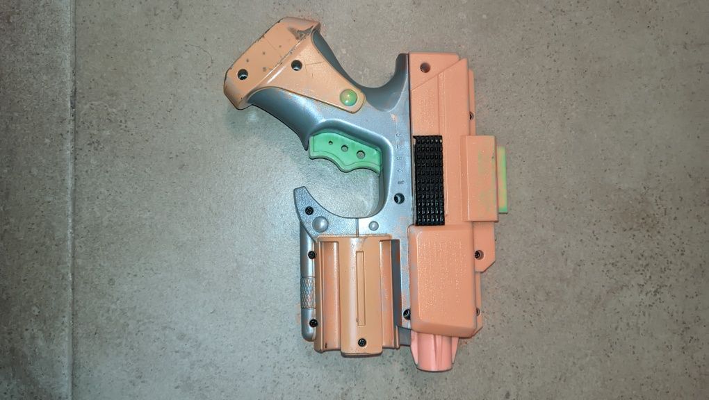 2 Pistolas Nerf (com 15 balas)