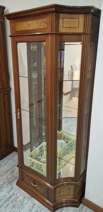 Vitrine em madeira