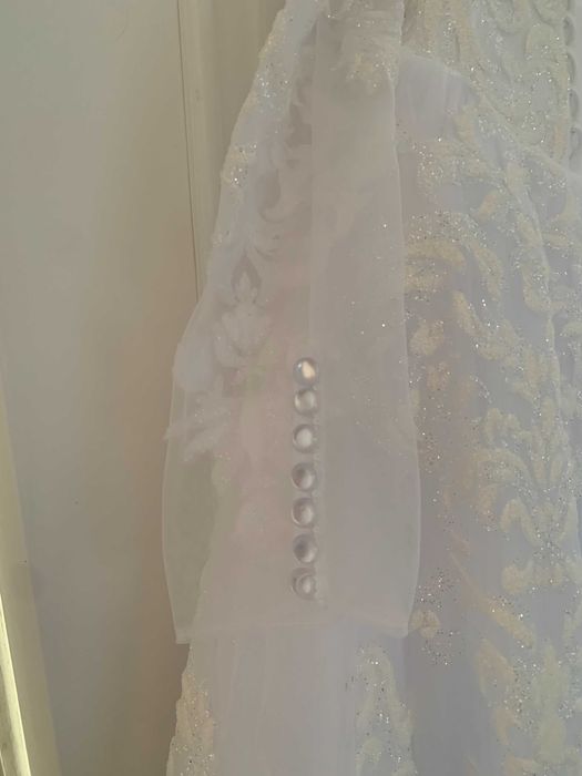 нове весільне плаття + довга фата