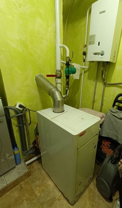 Продаж окремо стоячого будинку зі зручностями і ремонтом .