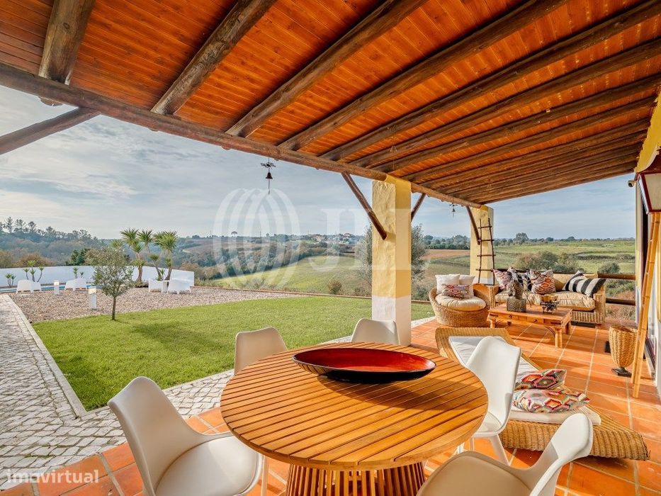 Moradia T4+1 com piscina aquecida e garagem, Santarém
