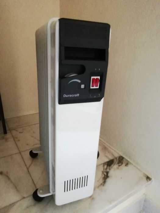 Aquecedor eléctrico a óleo da marca Duracraft com 2000 W