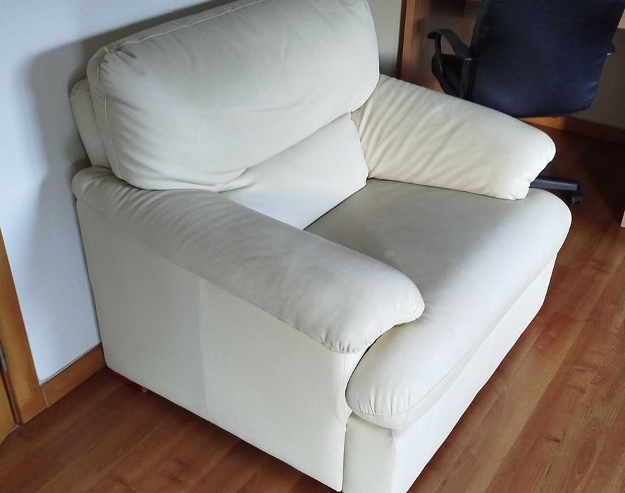 Conjunto de sofás em pele sintética (BAIXA DE PREÇO)