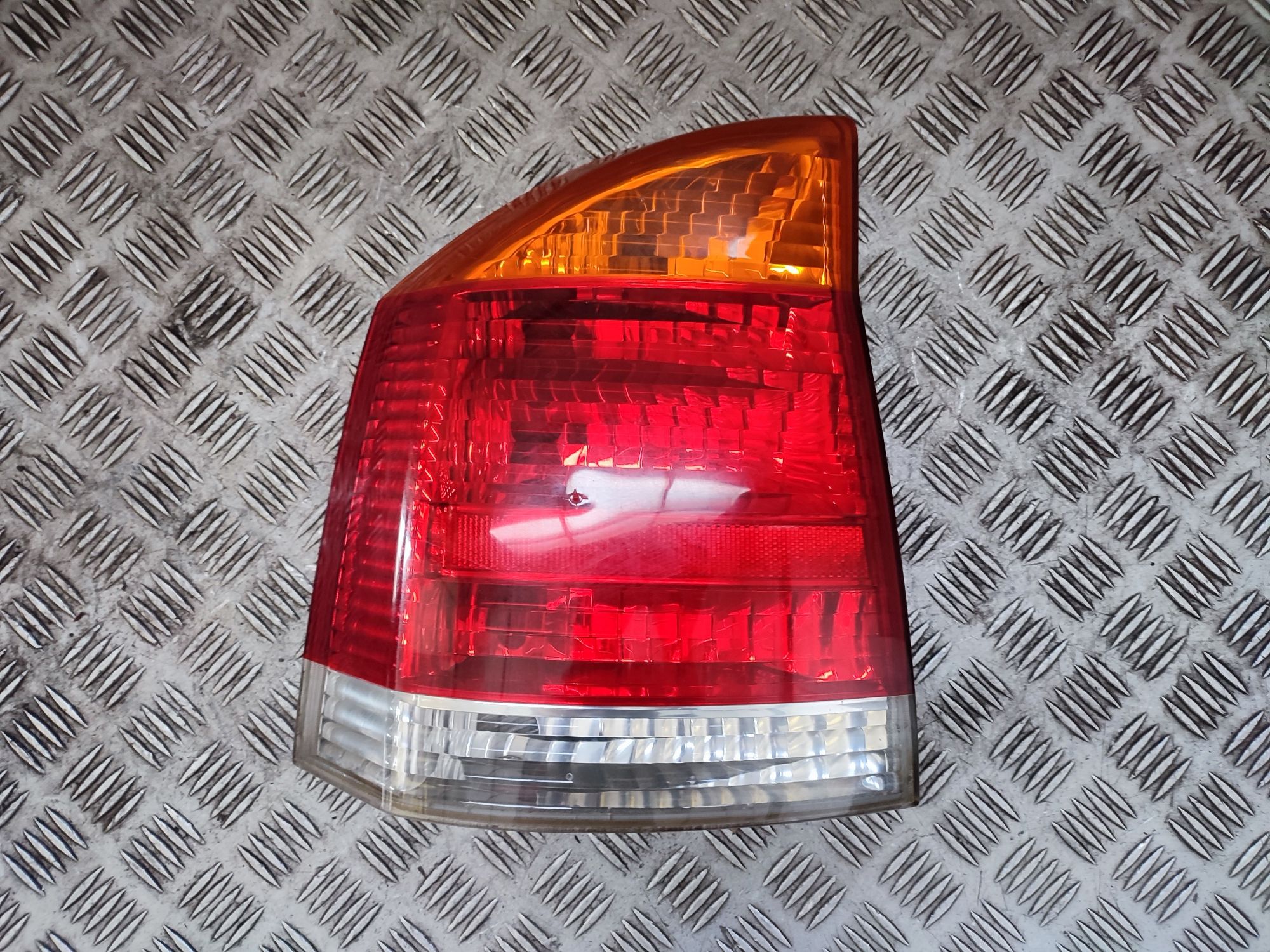 Opel Vectra C sedan lampa lewa lewy tył tylna