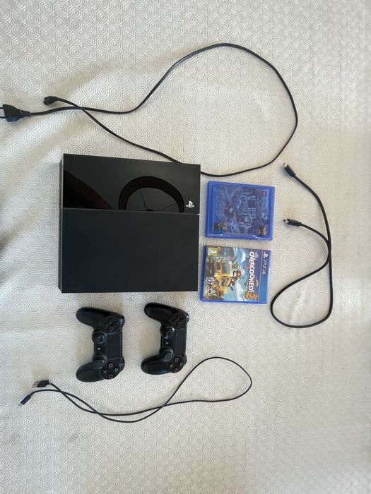 Playstation 4 com 2 comandos e 2 jogos